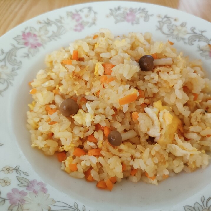 人参としめじの卵炒飯